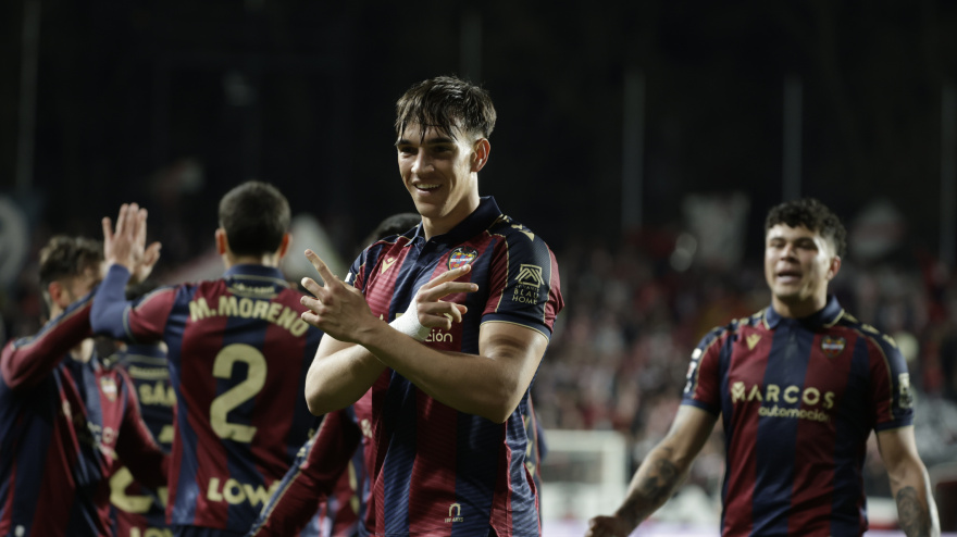 Carlos Espí celebra su gol, en el Rayo - Levante