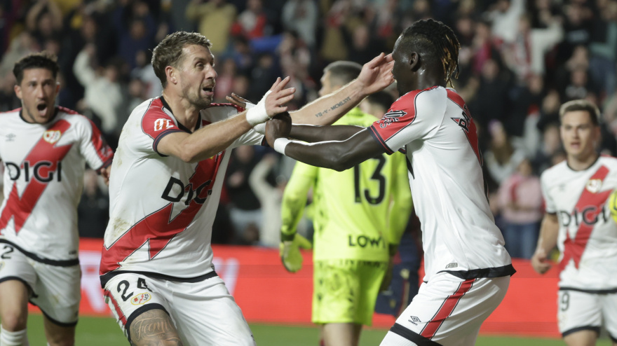 Pathé Ciss celebra su gol, en el Rayo - Levante