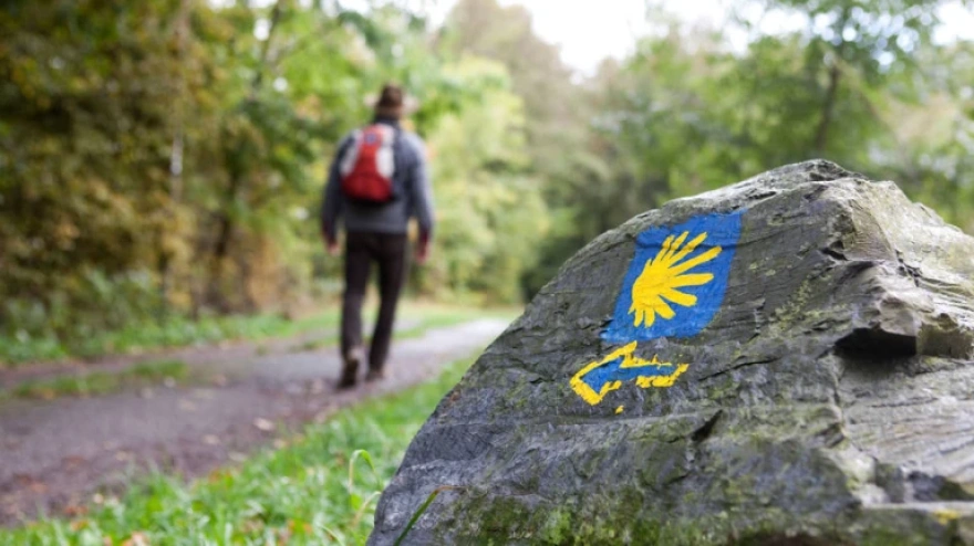 Juan Camilo: el peregrino que financia su propio Camino de Santiago para ayudar a familias de niños con cáncer