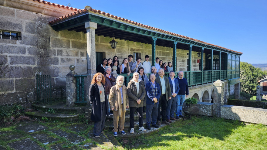 Os premiados co secretario xeral de Lingua, Valentín García, e o presidente da Fundación Otero Pedrayo, Eduardo López Pereira