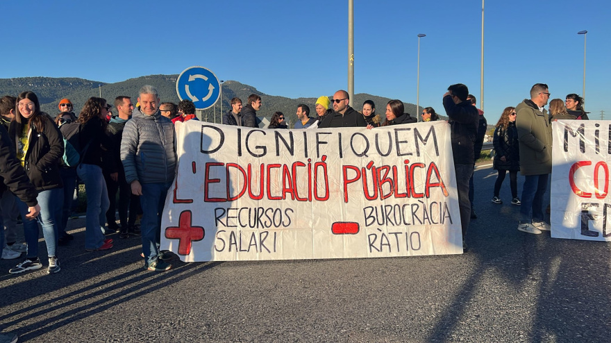 Los profesores en huelga cortan las entradas en Montblanc (Conca de Barbarà)