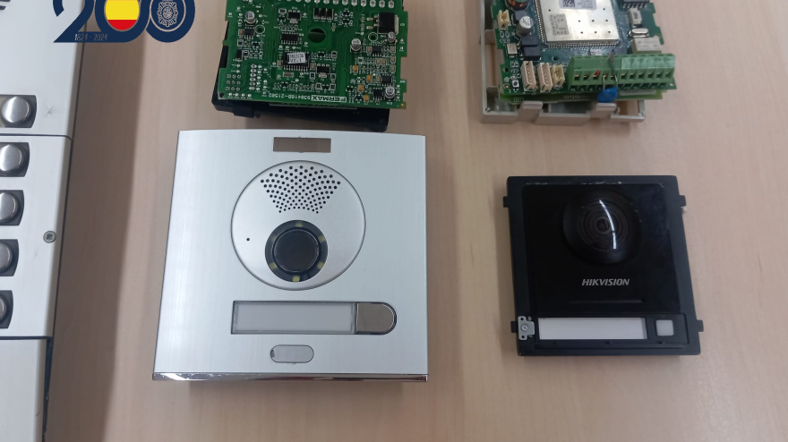 Imagen de parte de los vídeo porteros robados que ha conseguido recuperar la Policía Nacional