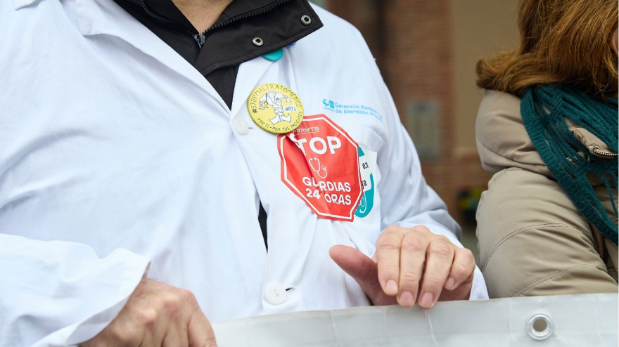 Médicos manifestándose durante una concentración, frente al Centro de Salud Abrantes
