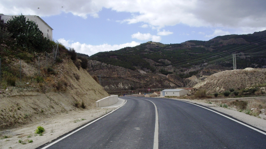 Imagen de la carretera del pantano de Puentes, que será sometida a obras de mejora por el Gobierno regional