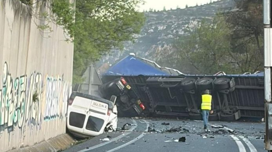 Imagen del accidente de esta mañana en la C- 14, con una víctima mortal