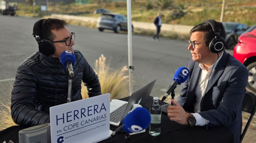 Roberto González, presentador de Herrera en COPE Canarias y Pablo Rodríguez, consejero de Obras Públicas, Vivienda y Movilidad del Gobierno de Canarias