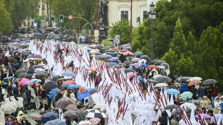 Nazarenos de la Hermandad de San Gonzalo a su paso por el puente de Triana