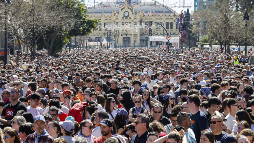 Un gran número de personas aguarda a la decimoquinta mascletà de las Fallas 2026 en la plaza del Ayuntamiento de València