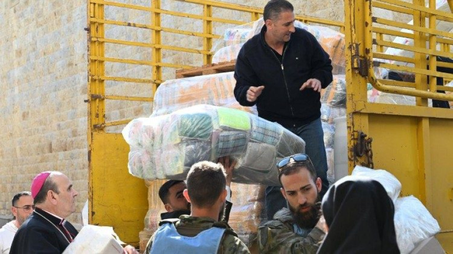 El nuncio,Paolo Borgia, montado en un camión junto a sacerdotes y laicos ha recorrido los pueblos fronterizos del sur del Líbano con Israel