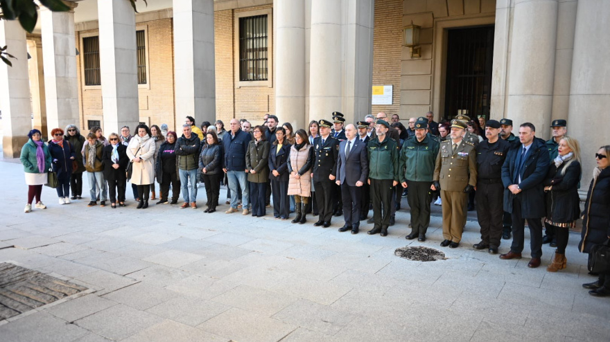 Minuto de silencio en la Delegación de Gobierno de Aragón tras el asesinato machista de María Paloma
