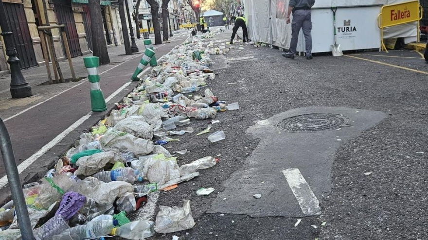 Suciedad en una calle durante las Fallas