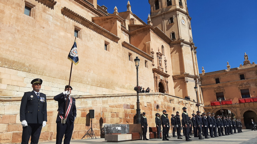 Imagen del acto del patrón de la Policía Local en la plaza de España de Lorca ante la antigua colegiata de San Patricio