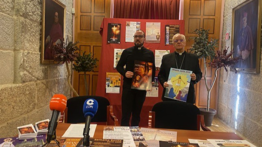El Obispo de Ourense, Monseñor Leonardo Lemos, y el Vicario para los Laicos, Familia y Vida, Francisco López, en la presentación de la Semana Santa en el Obispado