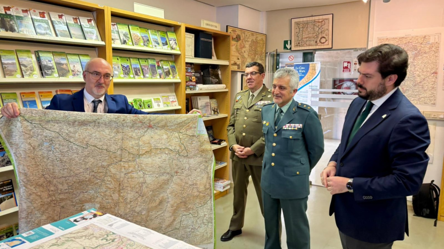Inauguración de la nueva Casa del Mapa del Instituto Geográfico Nacional en Palencia, con la presencia del subdelegado del Gobierno en Palencia, Eduardo Santiago Calleja(3I); de Emilio López Romero(3D), director del CNIG (Centro Nacional de Información Geográfica - O.A. Instituto Geográfico Nacional); y del responsable de la casa del Mapa de Palencia, Jesús Sáez(2I) , entre otros