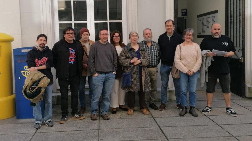 Los participantes a la hora de registrar el documento en el Ayuntamiento de Ferrol