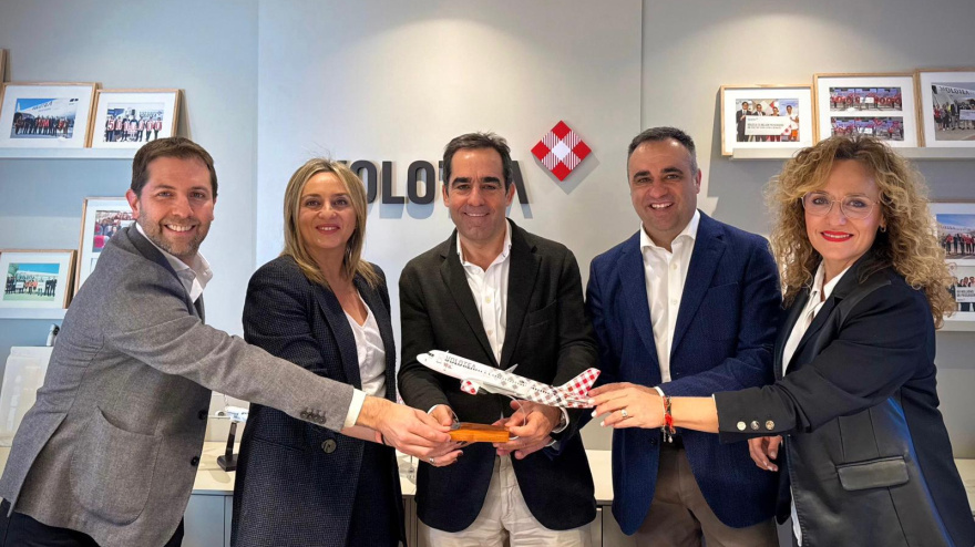 El presidente de la Diputaciòn y la alcaldesa con directivos de Volotea