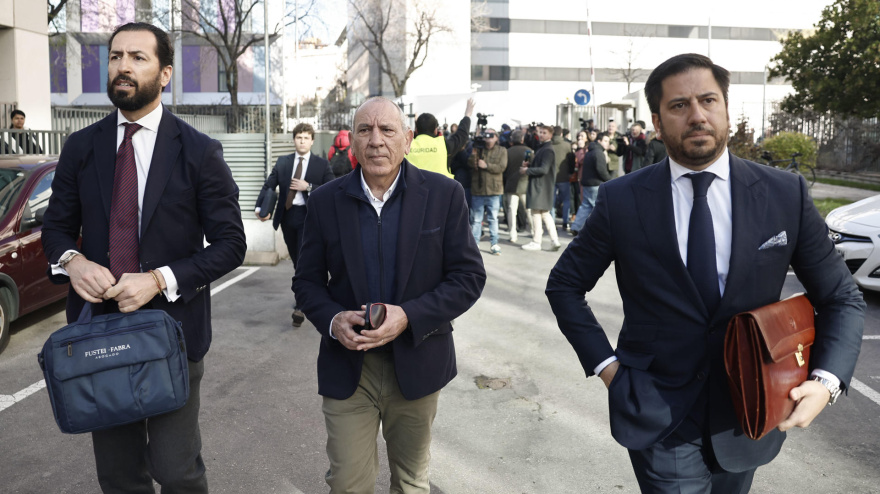 El exDAO de la Policía llegando a los juzgados con sus abogados