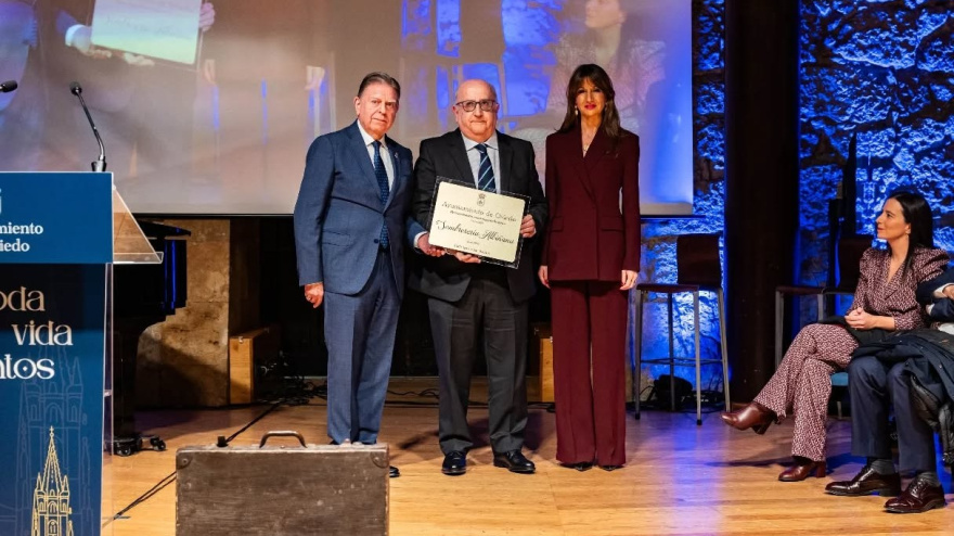 Luis Bobes, en el centro, junto al alcalde de Oviedo, Alfredo Canteli, y la concejala de Economía, Leticia González
