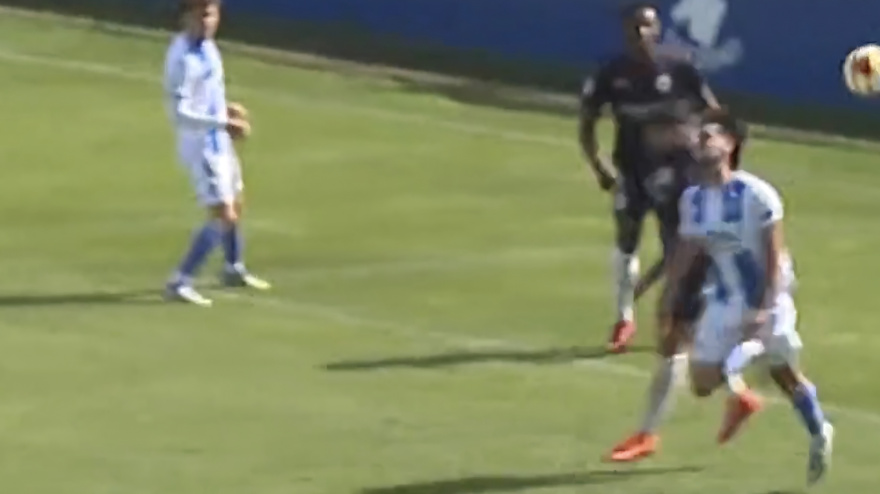 Gol de Manu en un cabezazo hacia atrás ante el At.Lleida