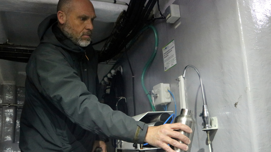 El patrón de uno de los barcos prueba una de las desalinizadoras portátiles