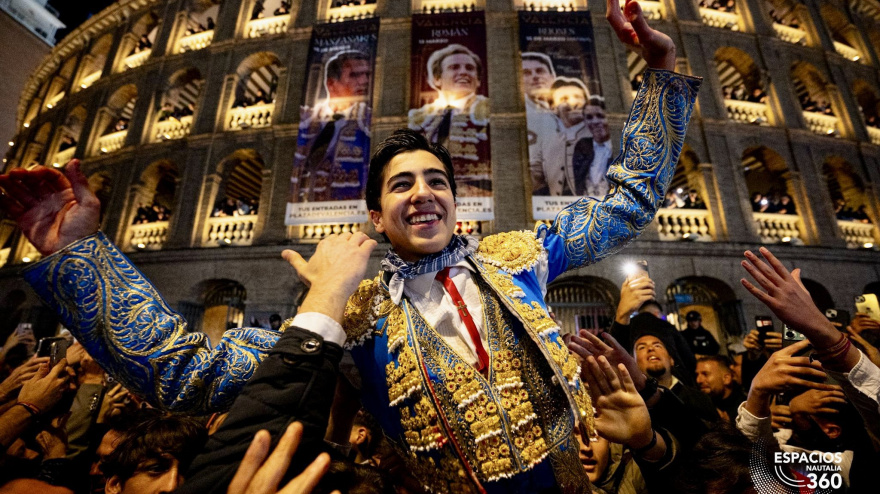 Marco Pérez, en su salida a hombros este martes en Valencia