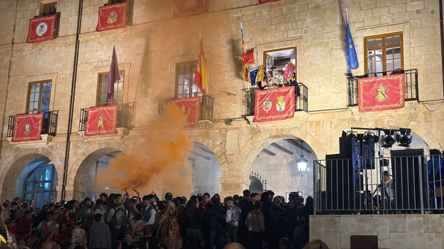 Momento de celebración de los falleros de la Falla Centro, de la sección Especial de Dénia