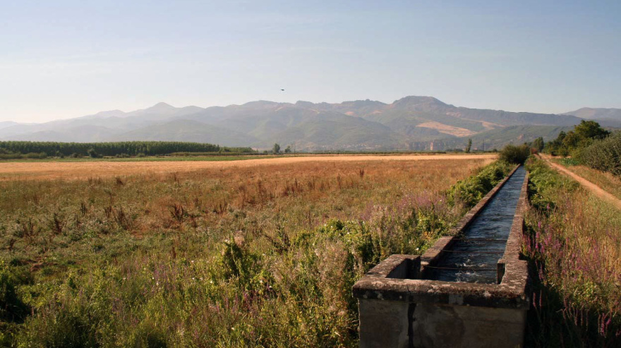 UGAL-UPA estalla contra las administraciones por los costes del agua que deben asumir los regantes de El Bierzo (León)