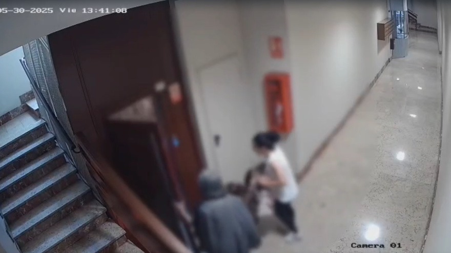 Las cámaras de seguridad captaron a la mujer detenida junto a la víctima