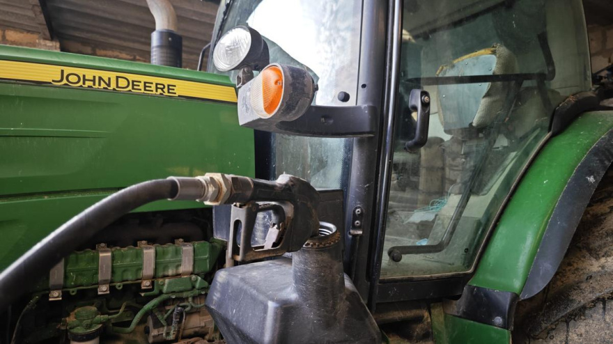 Tractor recargando gasoil