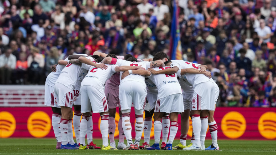 BARCELONA, 15/03/2026.- Los jugadores del Sevilla en los minutos previos al partido de LaLiga entre el Barcelona y el Sevilla disputado en el Camp Nou en Barcelona, este domingo. EFE/ Enric Fontcuberta