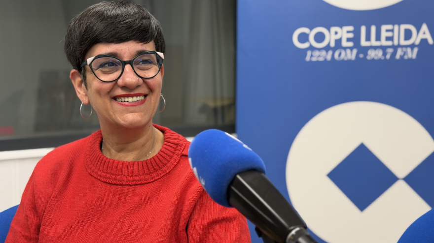 Anabel Ramos, bibliotecària de la Biblioteca Pública de Lleida, als estudis de COPE Lleida