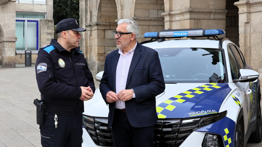 Miguel Fernández con un coche patrulla
