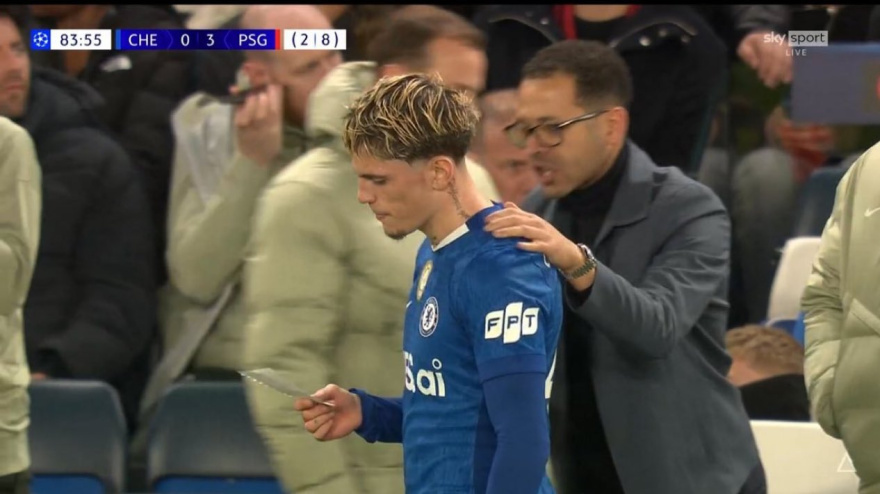 El entrenador del Chelsea le dio una hoja a Garnacho con instrucciones tácticas en el 85.