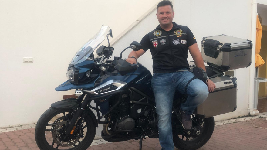 Revelan el arriesgado trabajo de los motoristas en el ciclismo: 8 horas de máxima tensión a más de 200 km/h