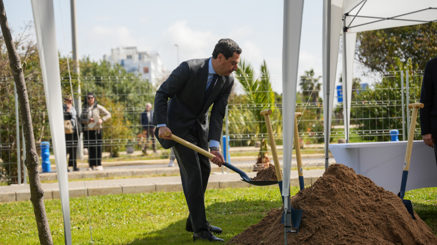 El presidente de la Junta de Andalucía, Juanma Moreno, participa en el acto oficial de colocación de la primera piedra del Hospital Materno Infantil del Juan Ramón Jiménez de Huelva. A 18 de marzo de 2026 en Huelva (Andalucía, España). El nuevo edificio del Materno Infantil se integrará de manera natural a las instalaciones del Hospital Universitario Juan Ramón Jiménez, para su construcción en un plazo previsto de 36 meses, el Gobierno andaluz ha liberado un presupuesto de 85 millones de euros. En su diseño el nuevo complejo hospitalario dispondrá de 125 camas distribuidas entre las áreas de Pediatría, Obstetricia, Ginecología, Salud Mental, UCI y Cuidados Intermedios y contará con una dotación de un Área de Neonatos, Bloque Quirúrgico, Bloque Obstétrico y Urgencias de Pediatría y Obstetricia.María José López / Europa Press18/3/2026