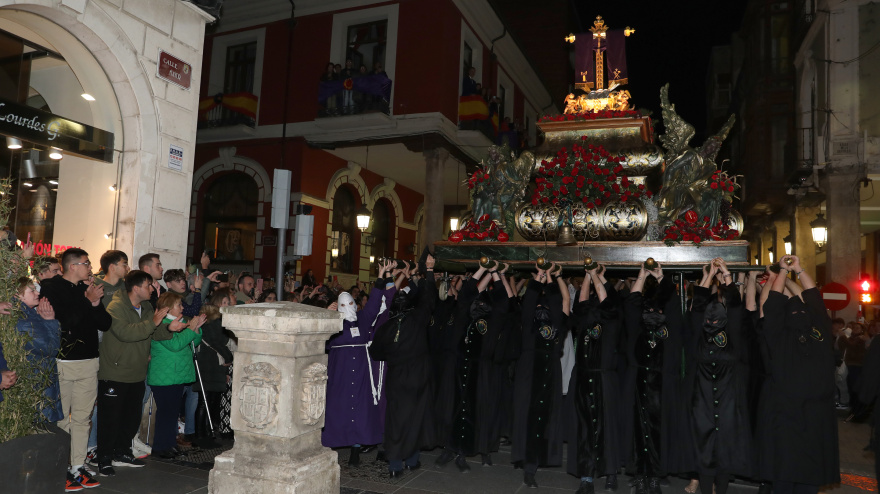 Momento de la procesión de la  Oración en el Huerto de Palencia cuando cruzan los cuatro cantones