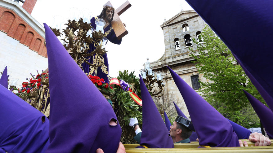 Paso de Jesús Nazareno con el Cirineo en la procesión de los Pasos en el Viernes Santo durante la ofrenda floral a los difuntos en 2019