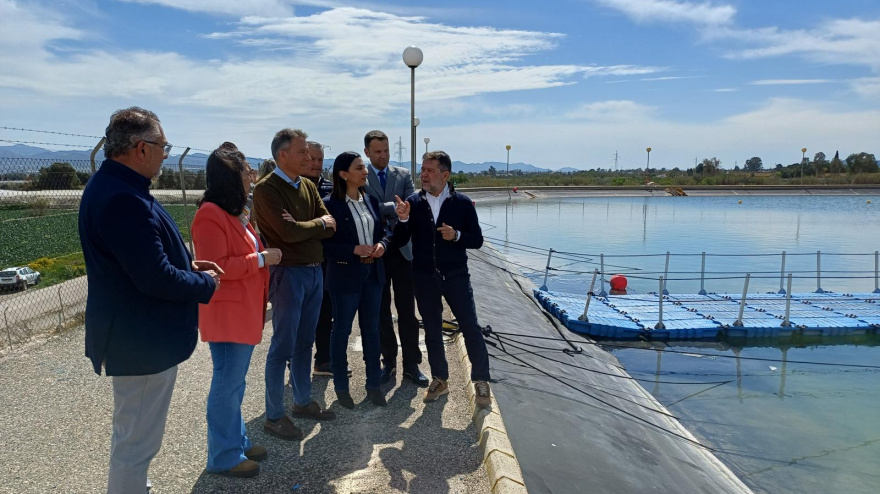Autoridades en una visita a la planta solar flotante sobre una balsa de riego, en Lorca