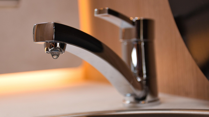 Grifo con una gota de agua