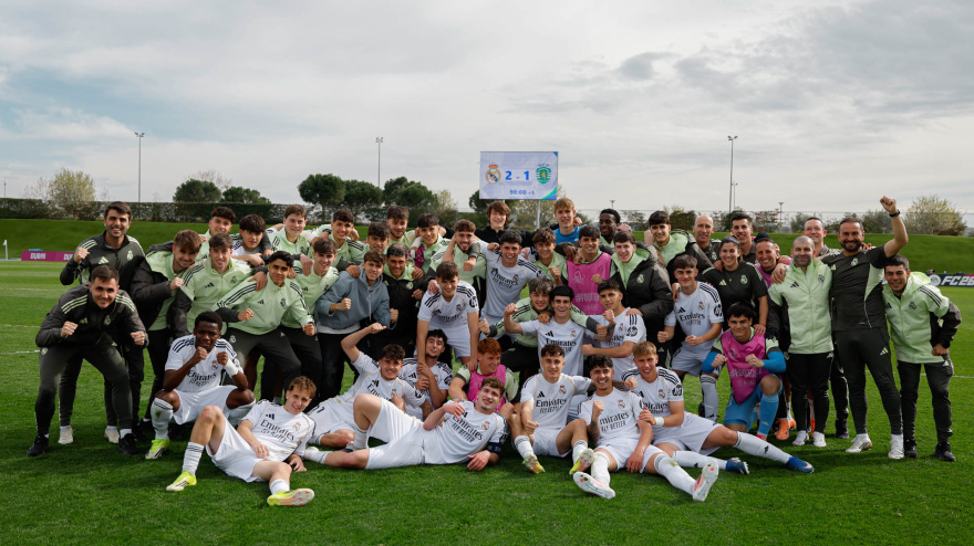 Los jugadores del Real Madrid posan tras la clasificación para la Final Four.