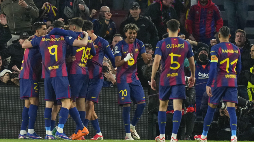 Los futbolistas del Barcelona celebra el gol de Bernal contra el Newcastle