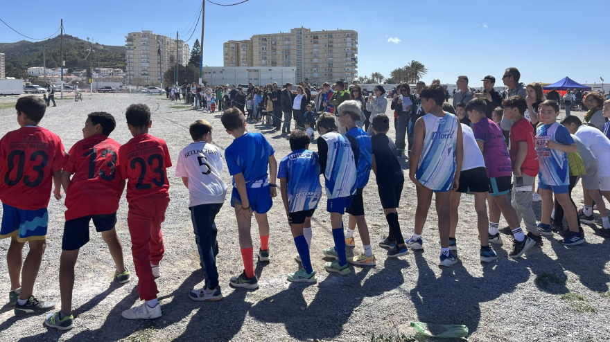 Una de las múltiples salidas del VIII Cross Escolar de Torrenueva Costa