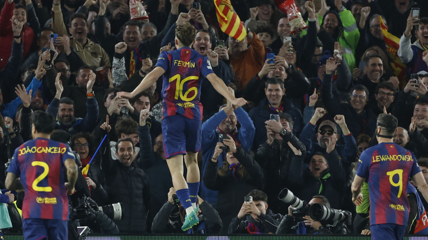 Fermín celebra su gol en el Barcelona-Newcastle