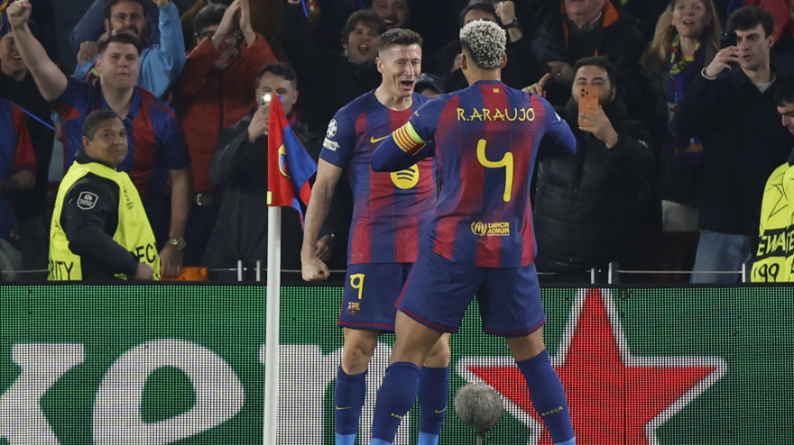 Lewandowski celebra con Araujo su segundo gol contra el Newcastle