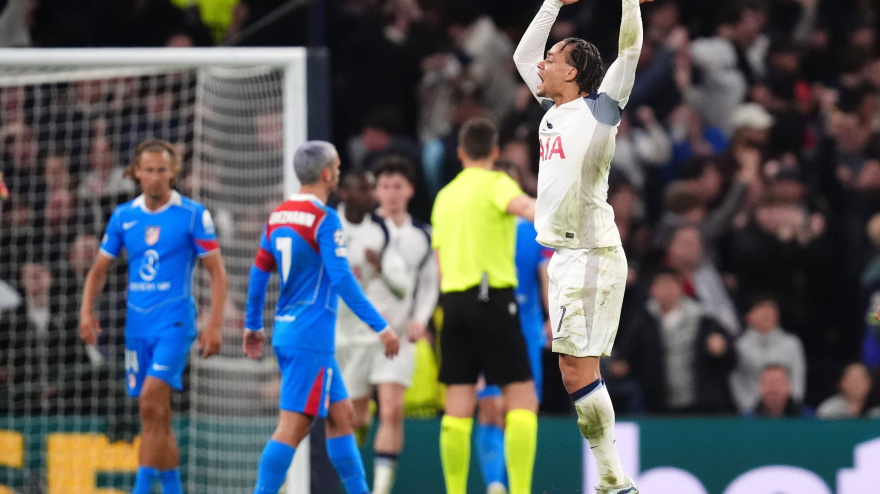 Xavi Simons celebra uno de los goles ante el Atlético