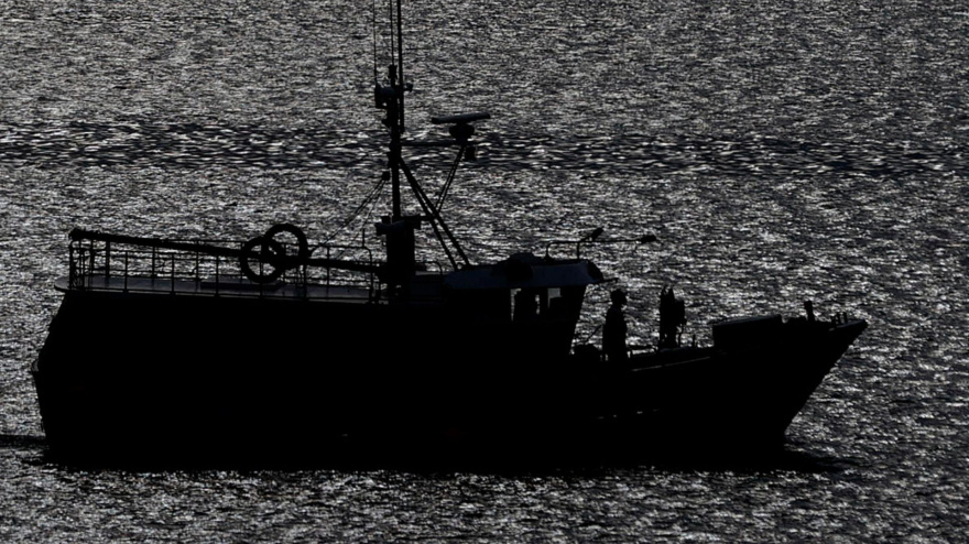 Un pesquero sale a faenar desde el puerto de A Coruña