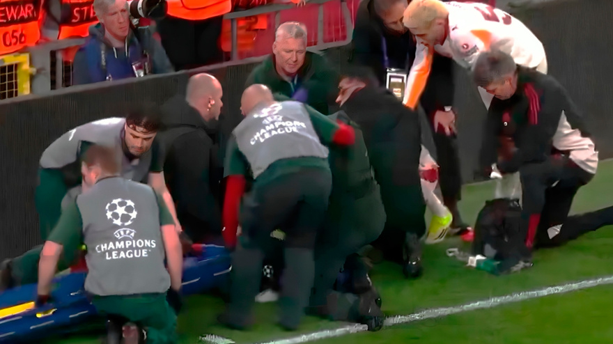 Momento en que Lang, del Galatasaray, es atendido en Anfield por un corte en un dedo