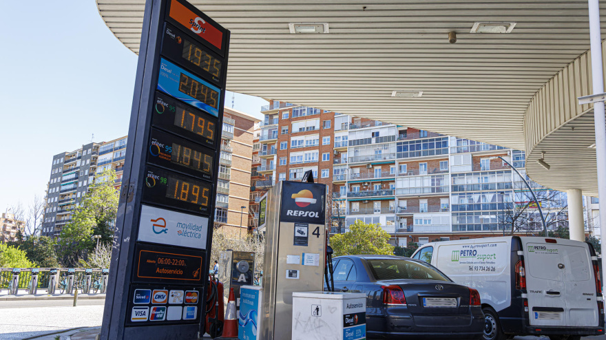 Cartel informativo del previo del carburante en una gasolinera de Zaragoza