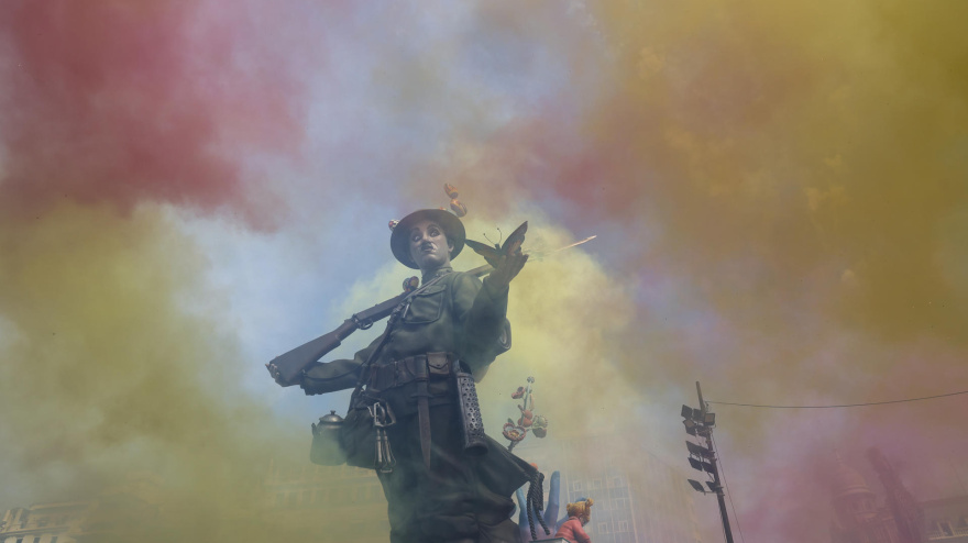Vista general de la falla municipal 'Hope', cuya figura principal es Charles Chaplin caracterizado de soldado, durante la decimoctava mascletà de las Fallas 2026 en la plaza del Ayuntamiento de València, a cargo de Pirotecnia Caballer FX, de Moncada (Valencia)
