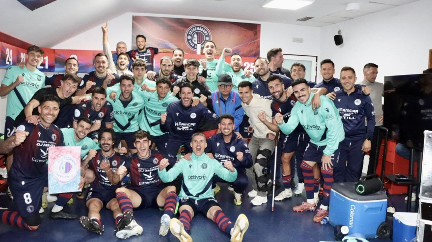 El vestuario del Extremadura celebra el triunfo ante el Melilla